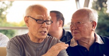 在丈夫面前弄湿腹股沟的妻子